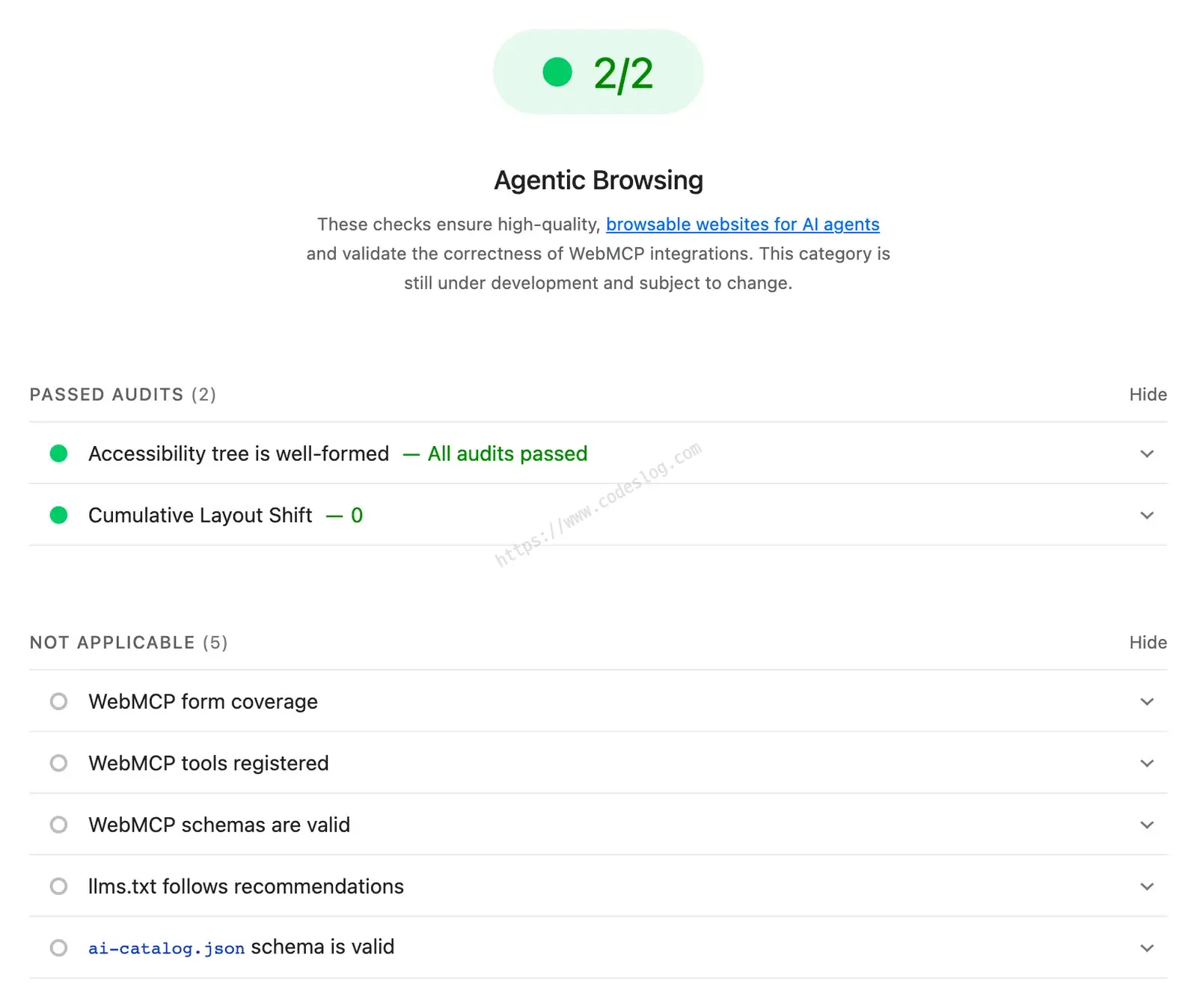 Lighthouse 리포트의 Agentic Browsing 영역 캡처: 맨 위 초록색 2/2, 그 아래 Passed audits (2)에 Accessibility tree is well-formed와 Cumulative Layout Shift, Not applicable (5)에 WebMCP 감사 세 개와 llms.txt, ai-catalog.json 감사가 회색 빈 원으로 나열됨