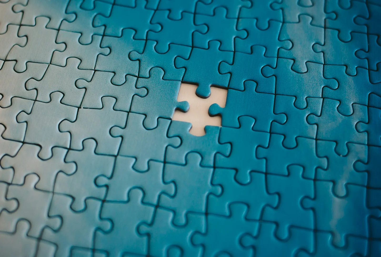파란 퍼즐에서 조각 하나가 빠진 자리 - 태그 배정, 등급 임계값, 대비 알고리즘은 9월 초안에서도 아직 빈칸입니다