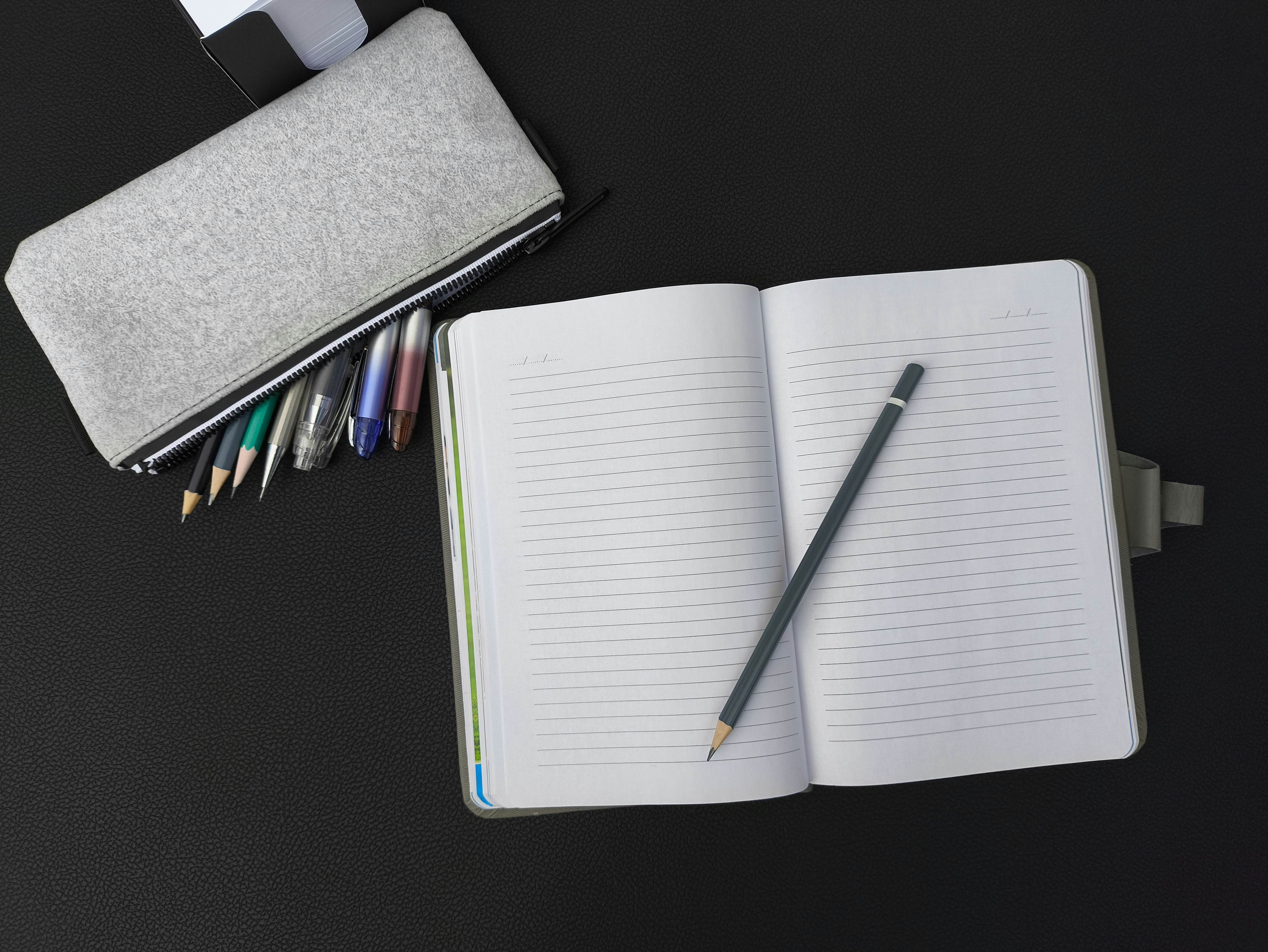 메모가 놓인 작업 테이블 - WCAG 3.0 Draft는 아직 작업 중입니다.