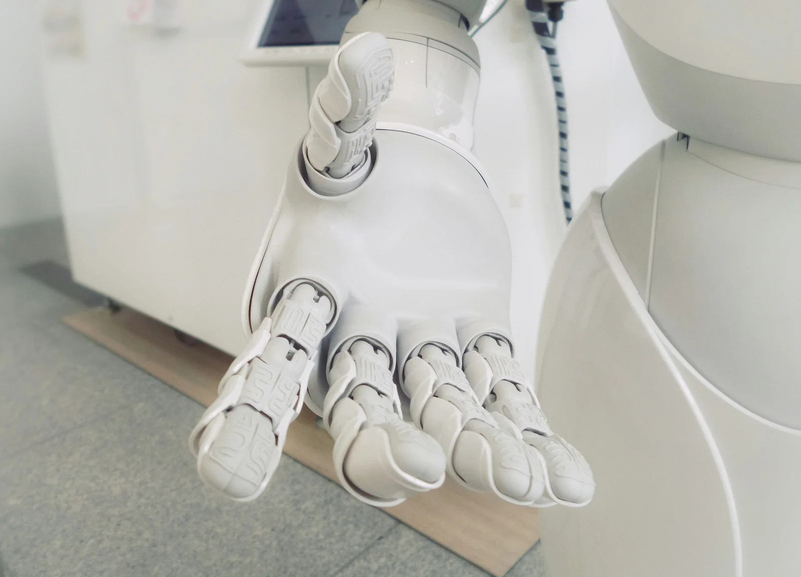 흰색 로봇 팔 클로즈업 - AI 시대에도 웹의 본질은 모든 사람을 위한 것이어야 합니다